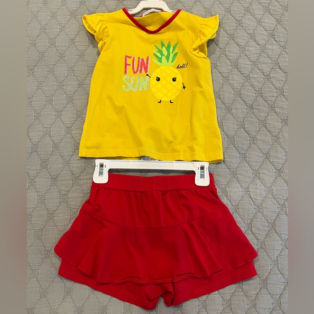 Girls set: cute pineapple 🍍 shirt and skirt with hidden shorts.